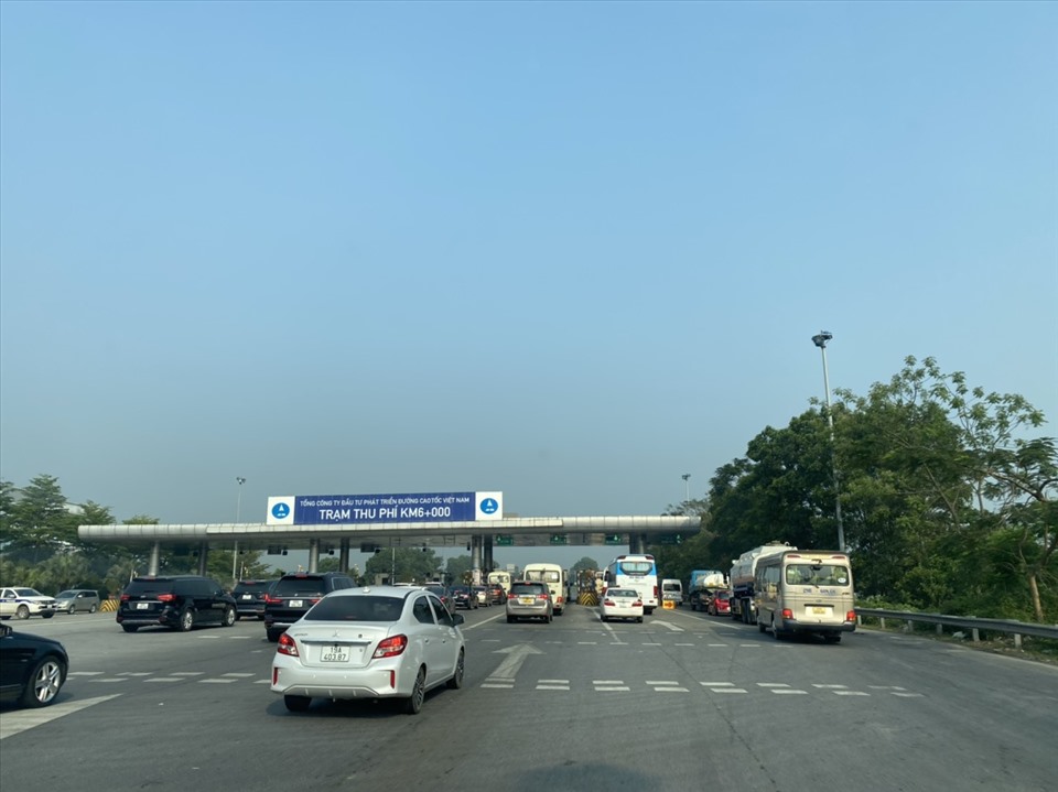 Tình hình giao thông trong ngày đầu nghỉ lễ, đoạn qua trạm thu phí cao tốc Nội Bài - Lào Cai. Ảnh: Cục CSGT