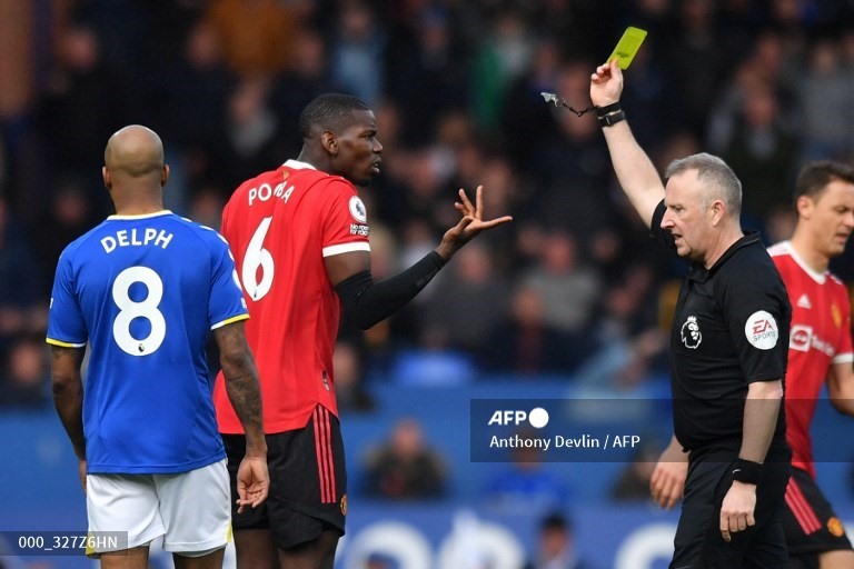 Paul Pogba vào sân nhưng chưa thay đổi được tình thế mà còn phải nhận thẻ vàng. Ảnh: AFP