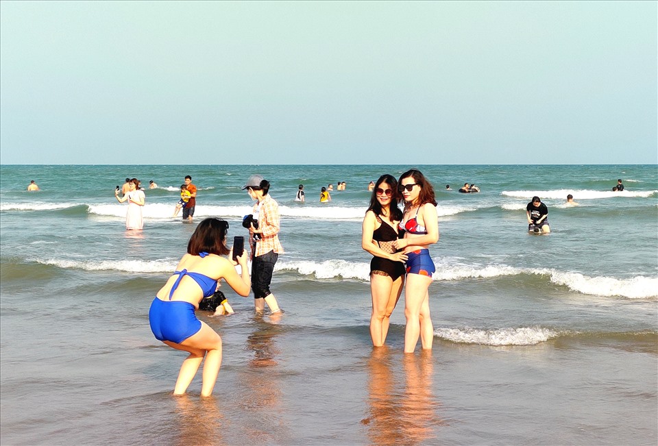 Du khách tỏ ra thích thú, chụp hình lưu niệm tại bãi biển Sầm Sơn trong ngày đầu dịp nghỉ lễ. Ảnh: Q.D