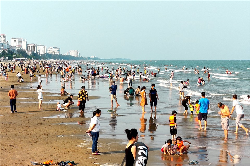 Theo ghi nhận của Lao Động, trong chiều ngày 9.4, hàng nghìn người dân, du khách đã tập trung về bãi biển Sầm Sơn để nghỉ dưỡng, tắm mát. Ảnh: Q.D