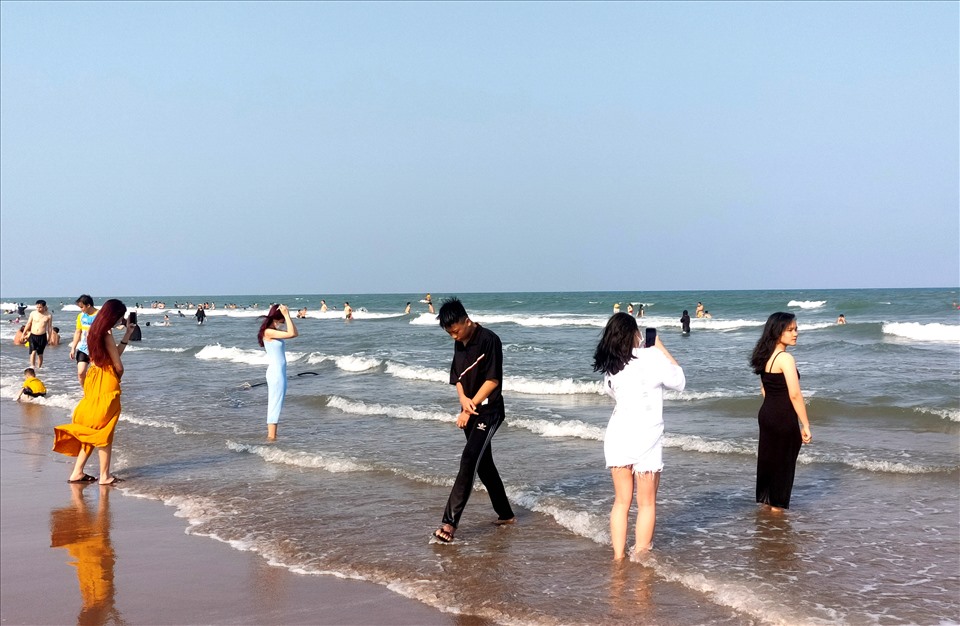 Thời tiết trong chiều ngày 9.4 ở bãi biển Sầm Sơn khá đẹp, khi trời nắng và nước biển trong xanh. Ảnh: Q.D