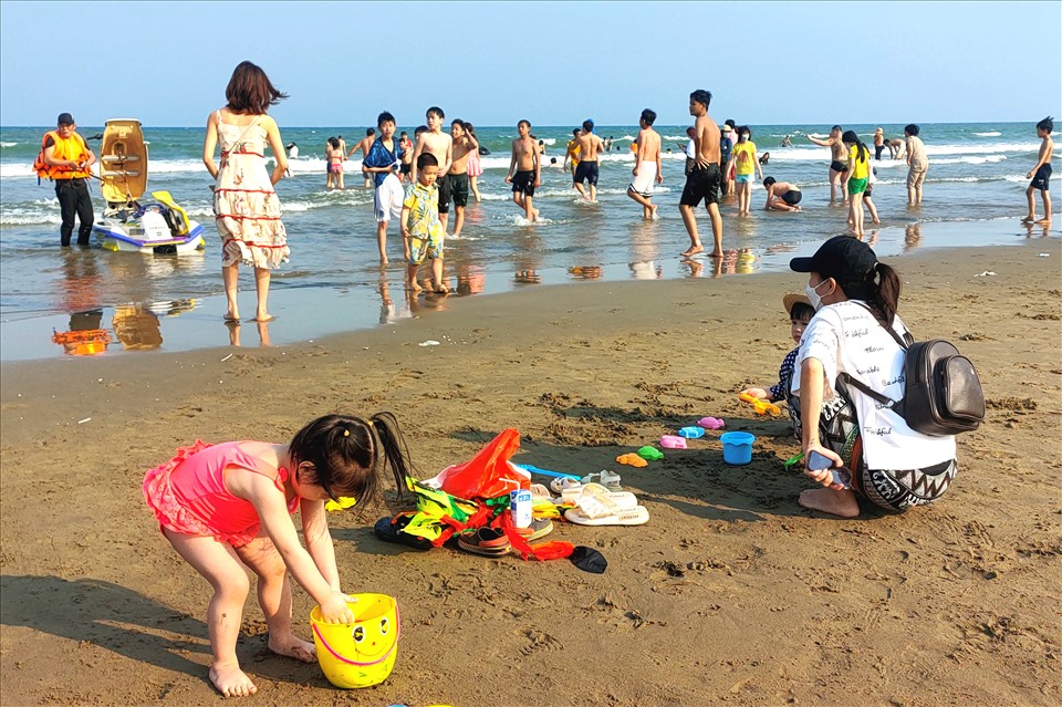 Anh Lê Văn Dương (trú tại TP.Thanh Hóa) cho biết, dịp nghỉ lễ giỗ tổ năm nay vào cuối tuần nên anh đã cho cả gia đình xuống biển Sầm Sơn tắm mát. “Thật sự trong thời gian qua, do ảnh hưởng của dịch COVID-19, nên gia đình cũng ít được đi đây đó, sau một thời gian dài, hôm nay tôi đưa các cháu nhỏ xuống biển tắm, các con tỏ ra khá thích thú và gia đình cũng thấy thoải mái hơn” - anh Dương chia sẻ.