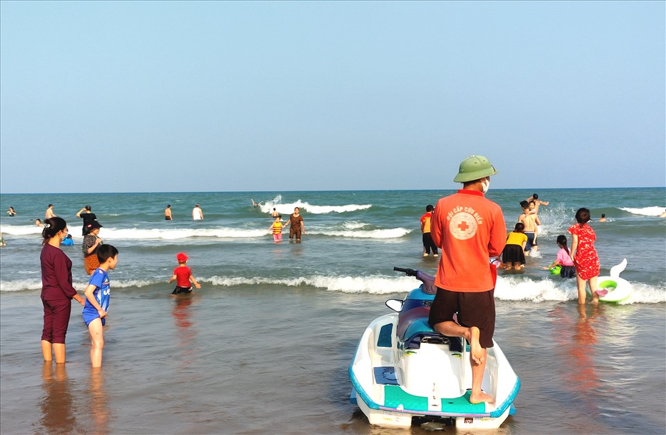 Lực lượng cứu hộ cứu nạn thường trực trên bãi biển Sầm Sơn, sẵn sàng trợ giúp du khách nếu có sự cố. Ảnh: Q.D