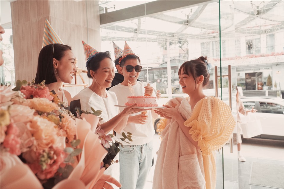 Kaity Nguyễn xúc động khi được đoàn phim tổ chức tiệc sinh nhật bất ngờ tại Đà Lạt. Ảnh: NVCC
