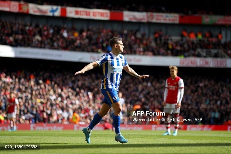 Troussard ghi bàn giúp Brighton dẫn Arsenal 1-0 sau 45 phút đầu tiên. Ảnh: AFP