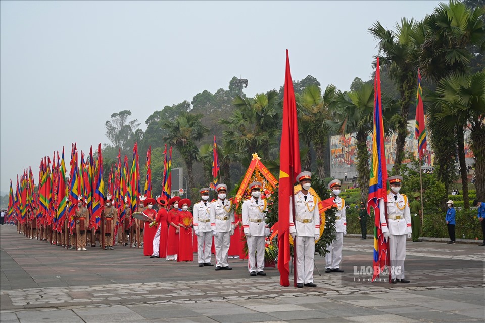Đoàn rước bắt đầu di chuyển từ sân trung tâm Khu di tích lịch sử đền Hùng.