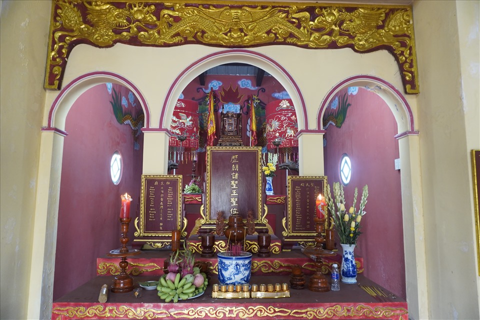 Phía trước đền có bàn thờ Bác Hồ, bên trong đền có hai bàn thờ gồm bàn thờ chính thờ các Vua Hùng, có bài vị bằng chữ Hán và bàn thờ còn lại thờ các vị minh quân, xung quanh có các bức hoành phi và câu đối.