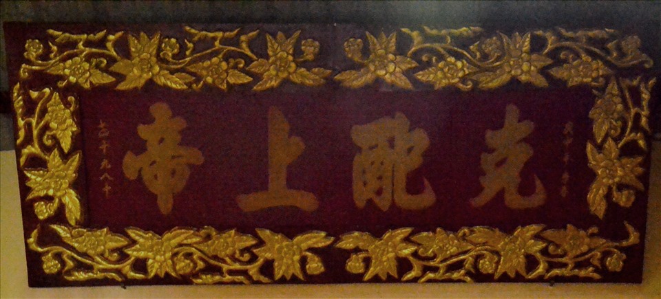 Đặc biệt, ngay vị trí cao nhất của ngôi thờ các vị Vua Hùng bày trí hoành phi được chế tác bằng gỗ theo kiểu sơn son thiếp vàng có dòng chữ Khắc phối thượng đế“, như lời khẳng định: Vua Hùng ngang tài, ngang đức với nhà Ân - triều đại đầu tiên của Trung Quốc. Ảnh: LT