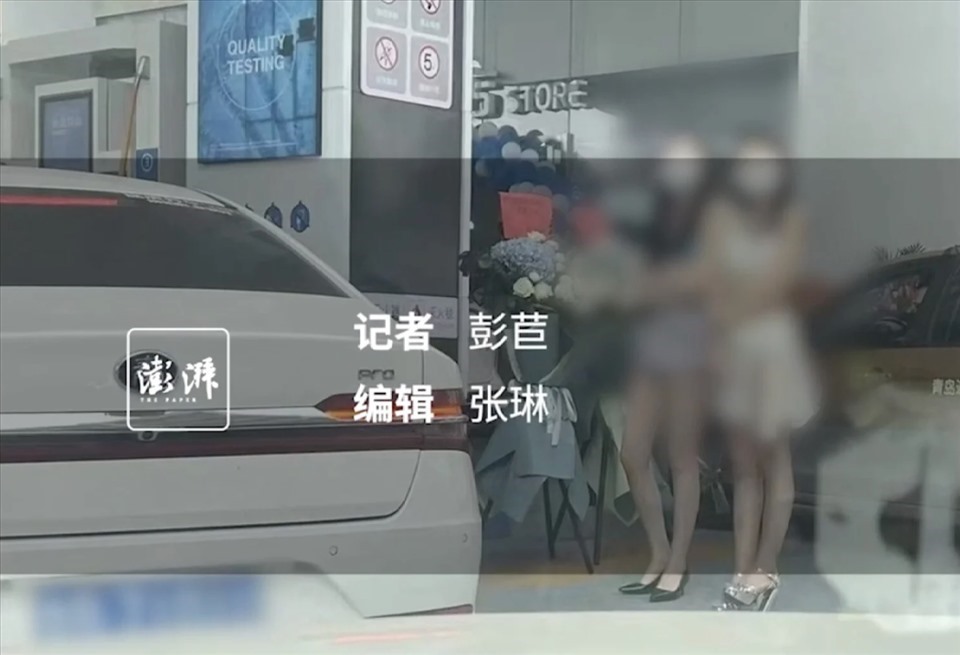 Những cô gáo ăn mặc hở hang tiếp thị cho chương trình khai trương của một cây xăng ở Trung Quốc. Ảnh: CMH