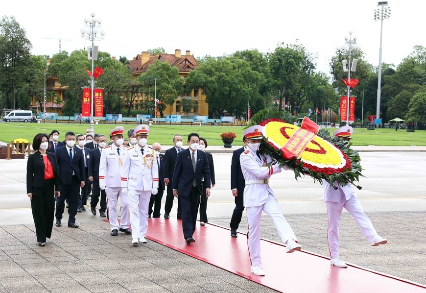 Thủ tướng Nhật Bản vào Lăng viếng Chủ tich Hồ Chí Minh.Ảnh: TTXVN