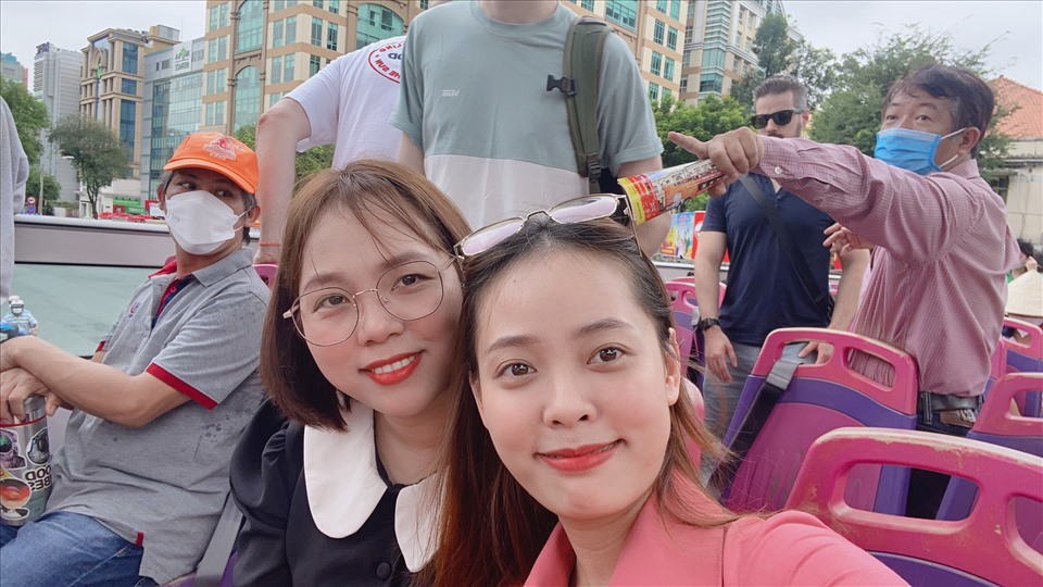 Bạn Quỳnh Mai cùng chị gái du lịch TP Hồ Chí Minh (Quỳnh Mai áo hồng). Ảnh: NVCC
