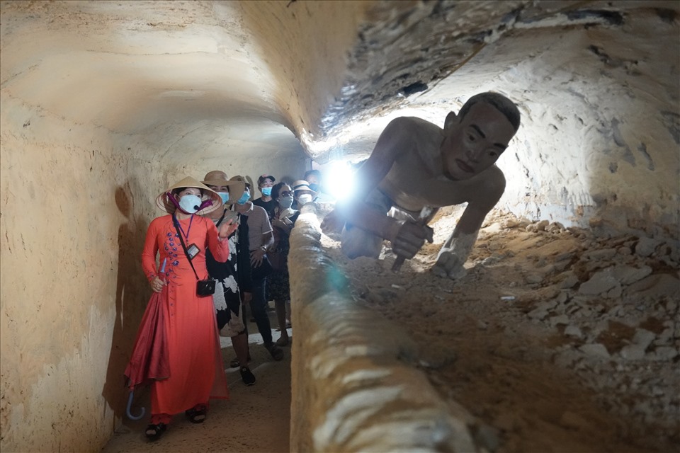 Từng mét đất đường hầm được các chiến sĩ bí mật đào để vượt ngục chỉ bằng những chiếc muỗng ăn cơm hay bất cứ thứ gì có thể qua mắt được bọn cai ngục.