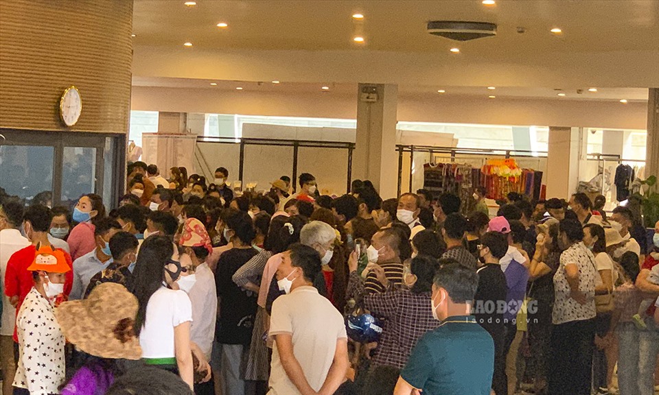 Hàng nghìn du khách chờ đợi tại không gian tầng 1 của Bảo tàng Chiến thắng lịch sử Điện Biên Phủ.