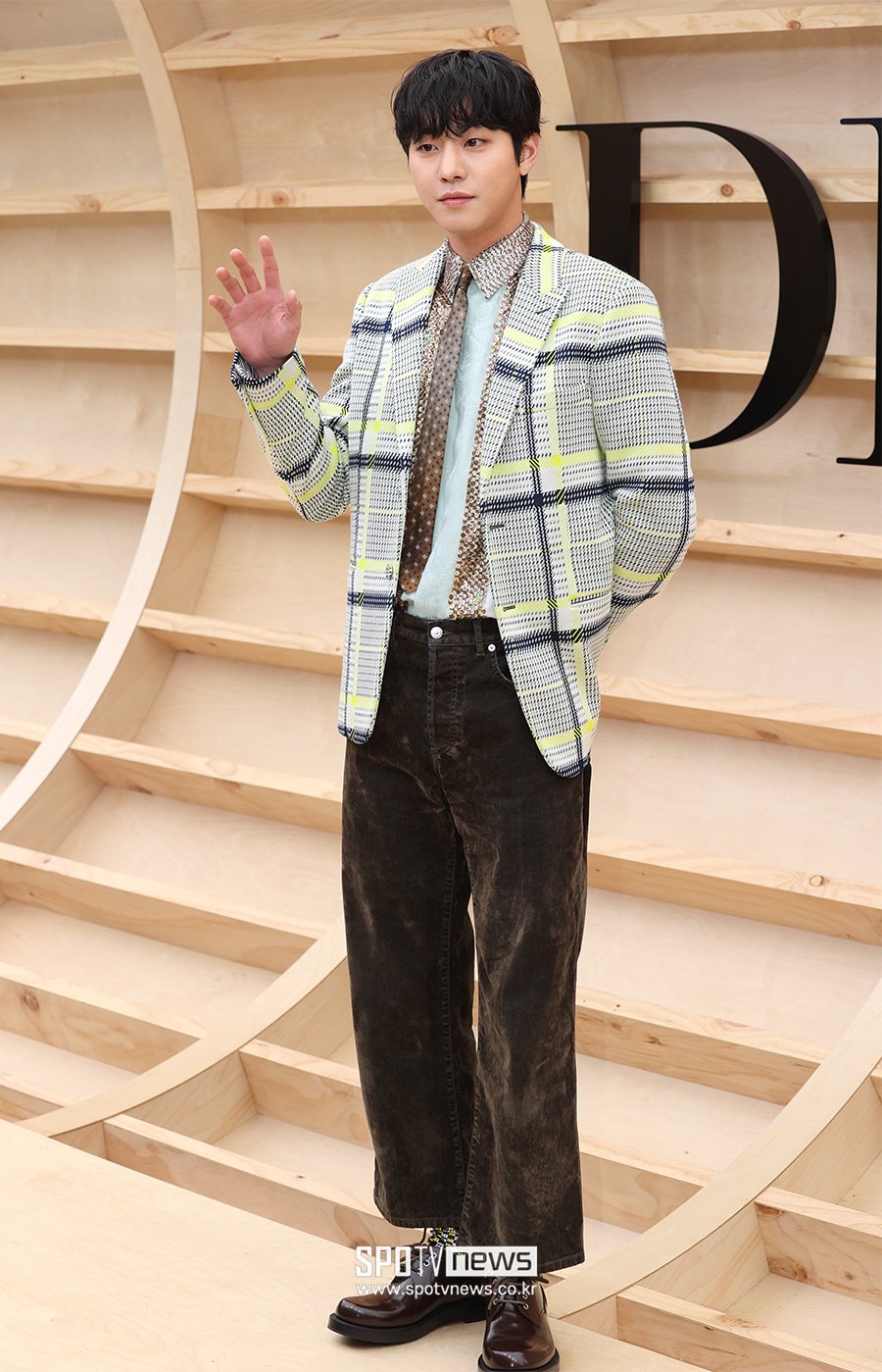 Nam chính “Hẹn hò chốn công sở” - Ahn Hyo Seop cũng xuất hiện tại sự kiện thời trang của Dior. Ảnh: Spotvnews