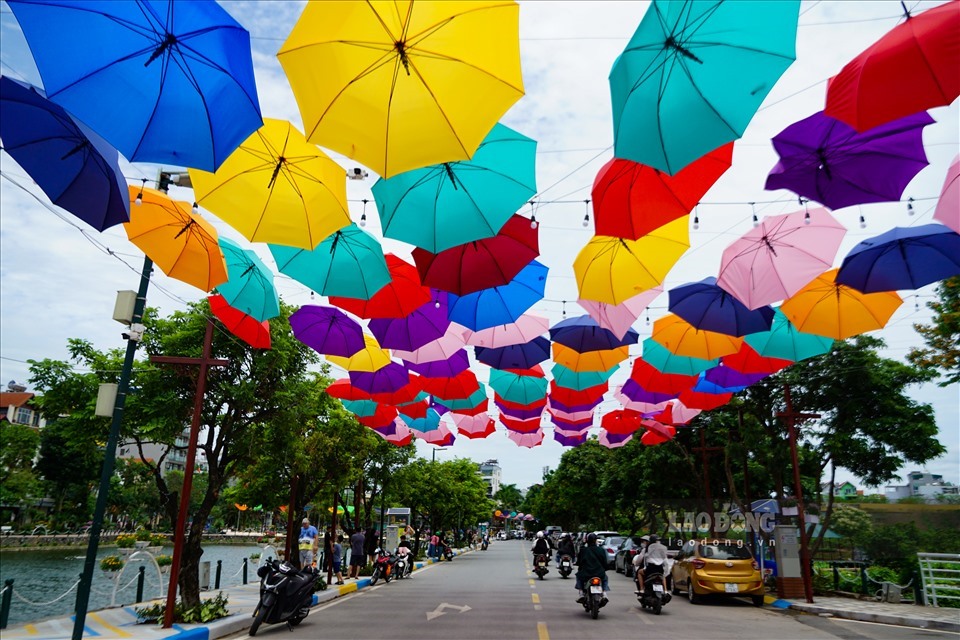 Được biết, phố đi bộ Trịnh Công Sơn đi vào hoạt động từ tháng 5.2018, là không gian đi bộ thứ hai ở Hà Nội. Tuy nhiên, do dịch COVID-19 các hoạt động tại địa điểm này phải tạm dừng.