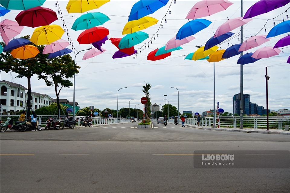 Ngày 1.5, theo ghi nhận của Lao Động, dù mới chỉ trong ngày thứ 2 của kỳ nghỉ lễ kéo dài 4 ngày nhưng phố đi bộ Trịnh Công Sơn khá vắng vẻ.