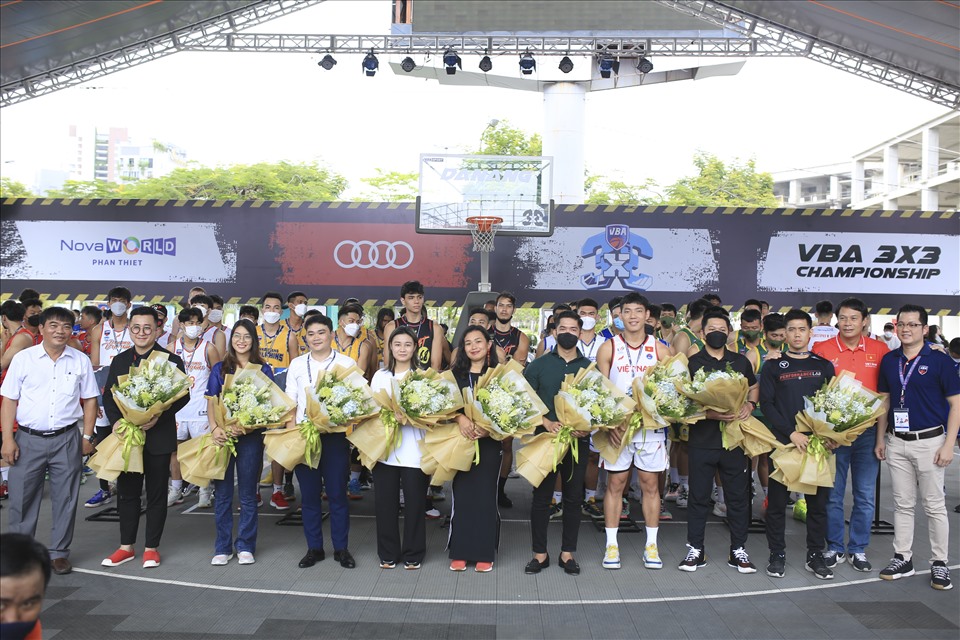 Đại diện các câu lạc bộ nhận hoa khai mạc Giái Bóng rổ 3x3 Chuyên nghiệp Việt Nam. Ảnh: VBA