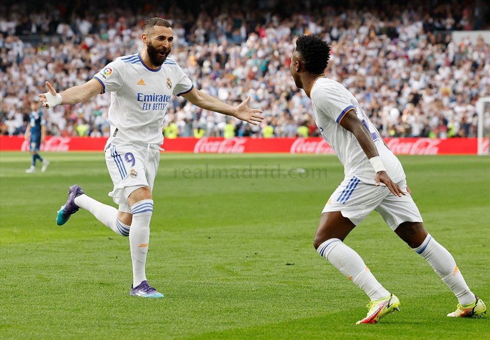 Sự kết nối giữa Karim Benzema và Vinicius Junior là điểm nhấn đặc biệt trong chiến thắng của Los Blancos. Ảnh: Real Madrid
