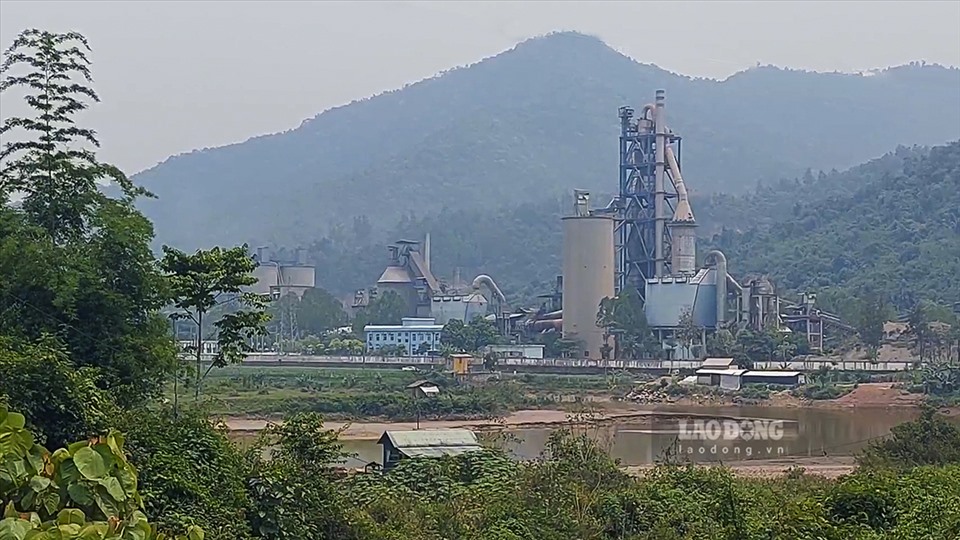 Được thành lập và đi vào hoạt động từ tháng 4.2005, Nhà máy Xi măng Điện Biên thuộc Công ty Cổ phần Xi măng Điện Biên đóng trên địa bàn xã Pom Lót, huyện Điện Biên đã tạo việc làm ổn định cho khoảng 300 lao động, chủ yếu là người dân địa phương.