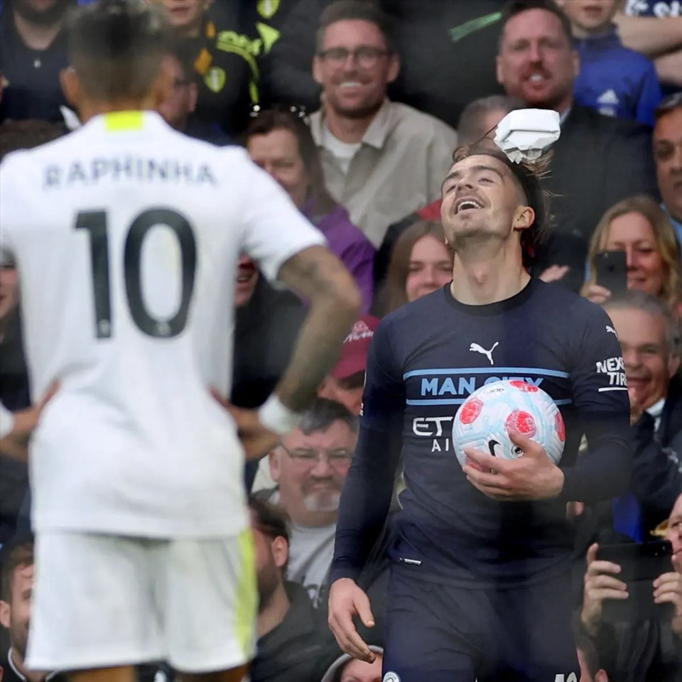Grealish và sự ngông nghênh trong trận thắng Leeds. Ảnh: AFP