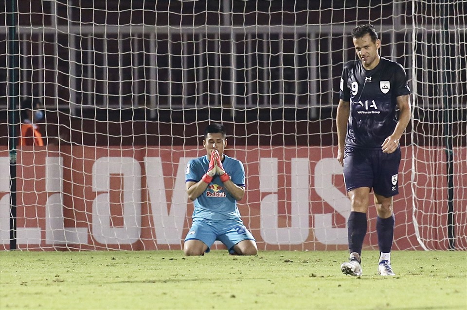 Hinh ảnh cảm xúc sau trận của thủ môn Huỳnh Tuấn Linh. Anh đã có một giải đấu xuất sắc khi có hàng loạt tình huống cứu thua cho Hoàng Anh Gia Lai.