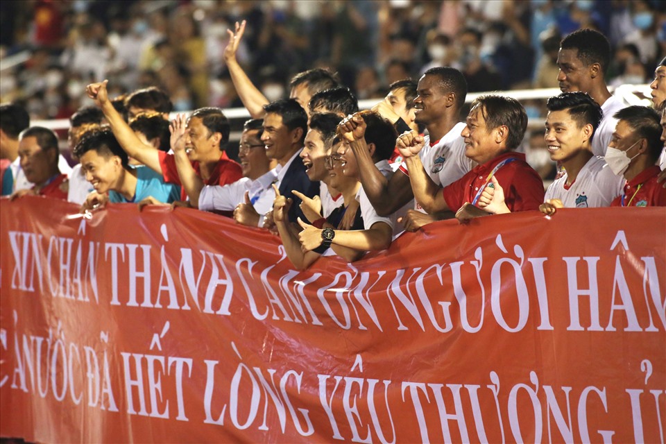 Hoàng Anh Gia Lai chuẩn bị sẵn băng rôn gửi lời cám ơn đến hàng vạn cổ động viên trên sân Thống Nhất đã theo sát hành trình của Hoàng Anh Gia Lai ở AFC Champions League 2022.