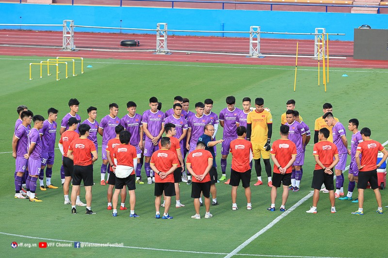 Huấn luyện viên Park Hang-seo phổ biến kế hoạch tập luyện tới các cầu thủ trước buổi tập. Ảnh: Đức Cường.