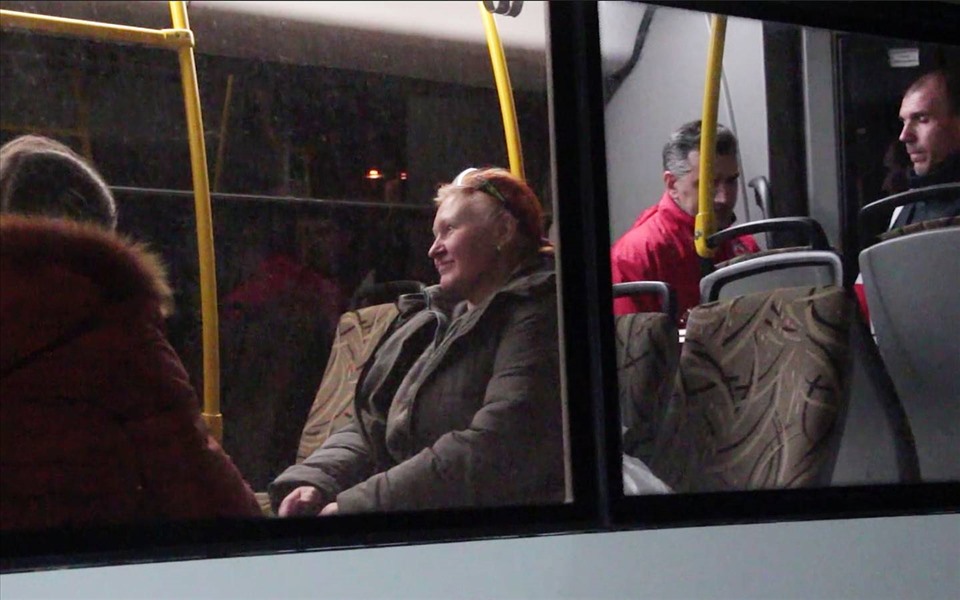 People evacuate on buses in Bezimenne, about 20 kilometers east of Mariupol.  Photo: AP