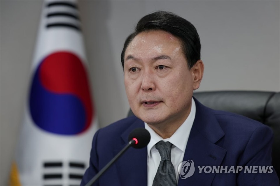 Tổng thống Yoon Suk-yeol nhận một cuộc họp báo từ quân đội trong hầm ngầm của văn phòng tổng thống mới ở Yongsan, Seoul, vào ngày 10 tháng 5 năm 2022, trong bức ảnh do văn phòng của ông cung cấp. Ảnh: Yonhap