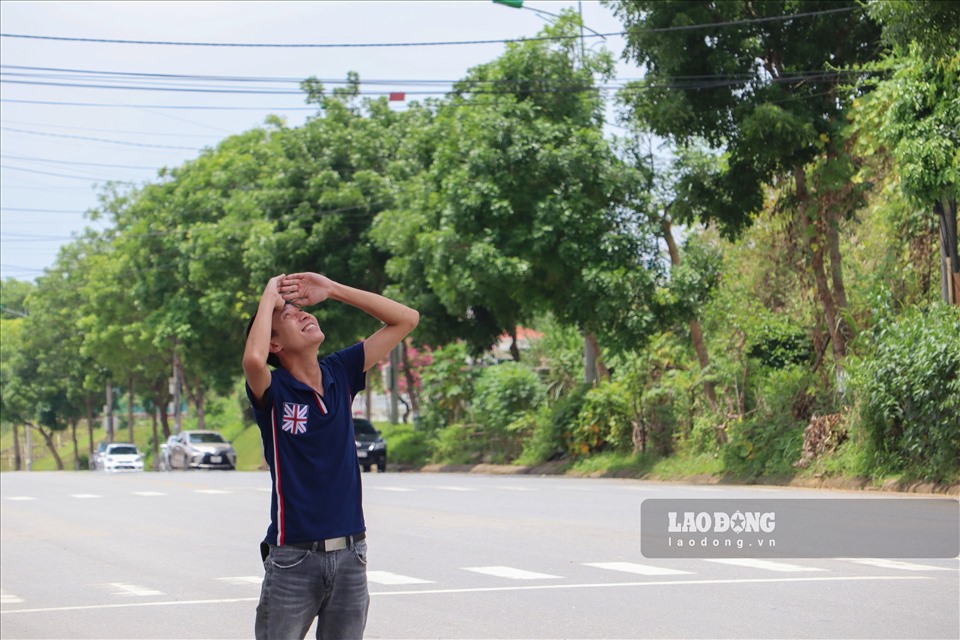 Anh Nguyễn Minh Nhật (38 tuổi, người dân phường Bình Minh, TP.Lào Cai) chia sẻ: “Đây là lần đầu tiên trong đời tôi chứng kiến hiện tượng kỳ lạ này, không biết đây là gì nhưng trông nó thật đẹp“.