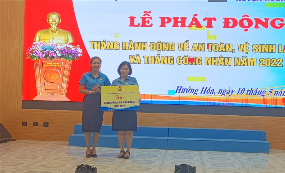 LĐLĐ tỉnh Quảng Trị trao tặng 3 nhà Mái ấm Công đoàn tại lễ phát động. Ảnh: CĐ.