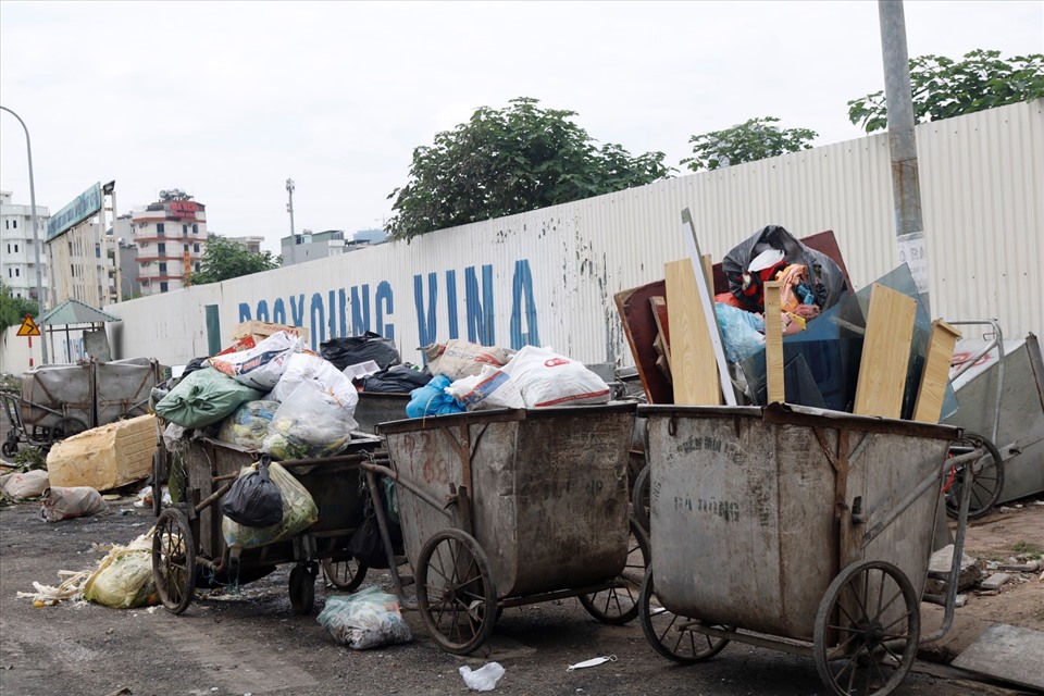 Hàng dài xe rác không được phủ bạt, bốc mùi hôi thối tại đường tuyến đường Nguyễn Văn Lộc (Hà Đông).