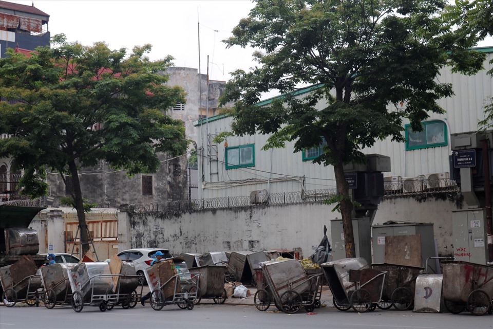 Xe rác xuất hiện trên khắp lòng đường Nguyễn Trãi.