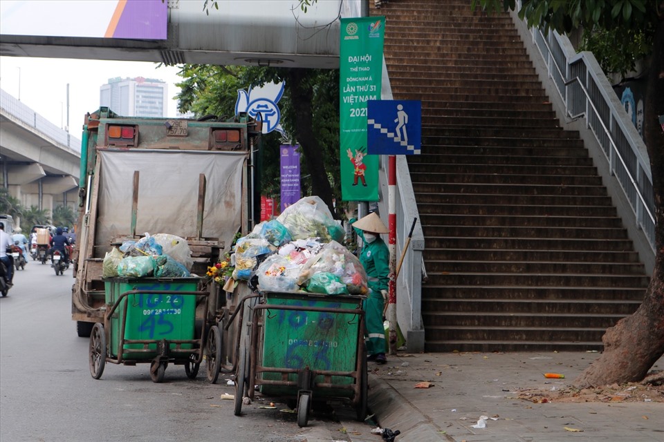 Các xe rác được chất đống, đủ các loại rác thải sinh hoạt ở tình trạng không che phủ bạt, bốc mùi hôi thối, nối đuôi nhau tập kết hàng dài ven đường.