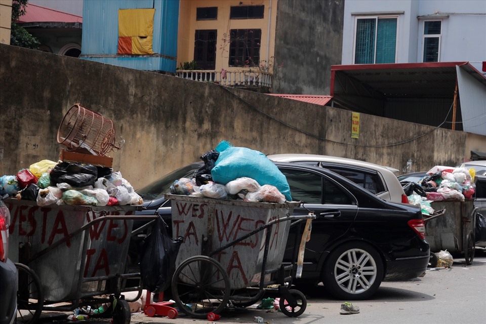 Ô tô đỗ ngay bên cạnh điểm tập kết rác tại ngõ 108 Trần Phú.