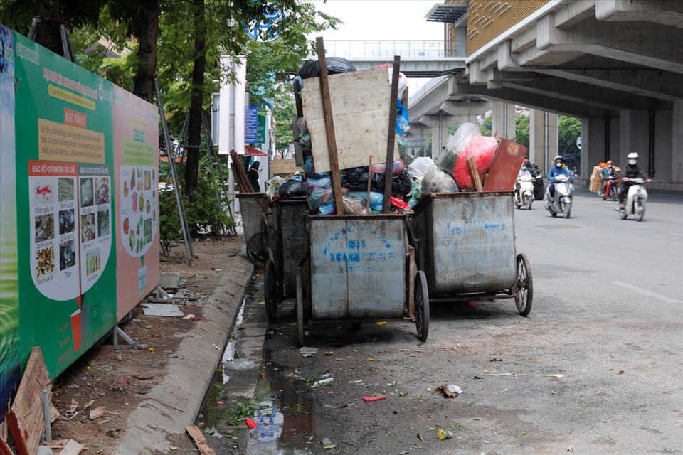 Nhiều nhà chờ xe buýt tại đường Thanh Xuân trở thành nơi tập kết rác.