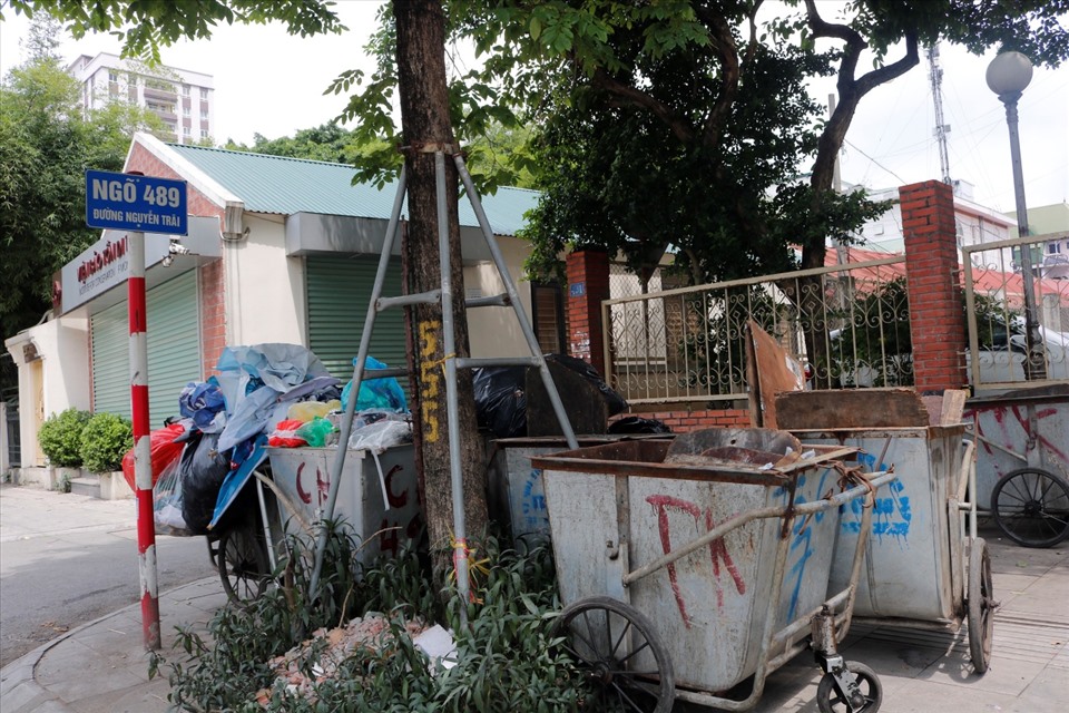 Dọc các tuyến đường trên địa bàn TP. Hà Nội, nơi nào cũng thấy xe rác xếp hàng dài.