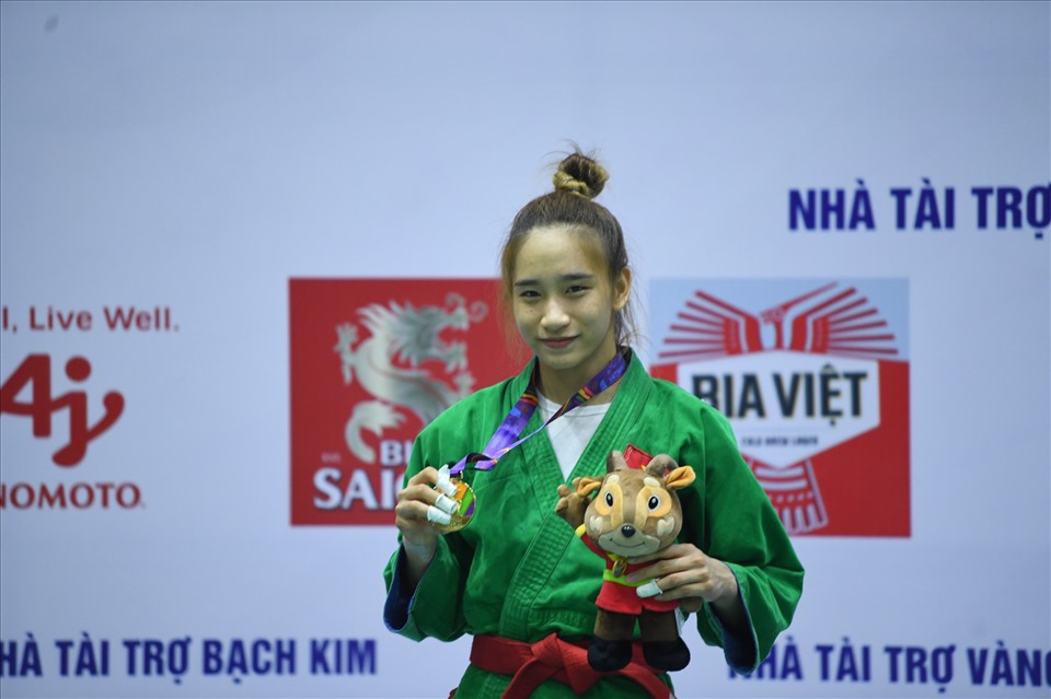 Phạm Nguyễn Hồng Mơ và tấm huy chương vàng hạng 52kg nữ. Ảnh: Hải Nguyễn