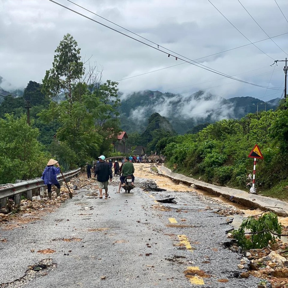 Đường 279 đoạn qua khu vực đèo Bén (huyện Chi Lăng) bị nước lũ cuốn hư hỏng lớp bê tông nhựa.