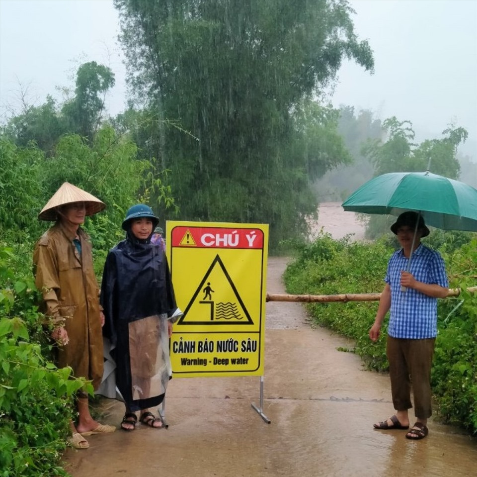 Chính quyền các địa phương đã khuyến cáo nhân dân không lội qua sông, suối khi nước đang chảy xiết. Nếu gặp nước lũ ngập vào nhà cần nhanh chóng ngắt cầu giao điện để tránh bị điện giật, chập cháy; nếu nước dâng quá cao nhanh chóng tìm cách di chuyển lên vị trí an toàn.