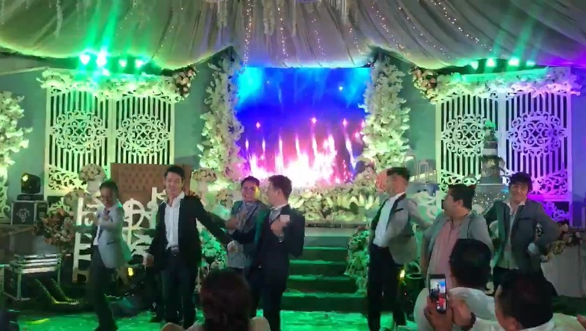 Chú rể nhảy theo các bài hát của BTS để gây bất ngờ cho cô dâu. Ảnh: Seven Power.