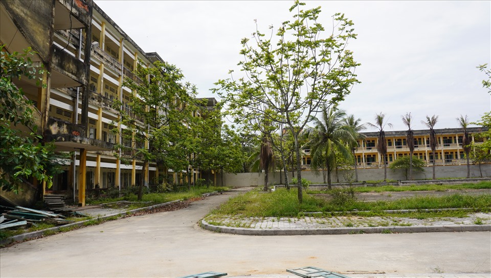 Theo ghi nhận của Lao Động, hiện nay tại Khu ký túc xá và trường mầm non thực hành của Trường đại học Hồng Đức cũ, đang trong tình trạng không sử dụng và xuống cấp nghiêm trọng. Ảnh: Q.D