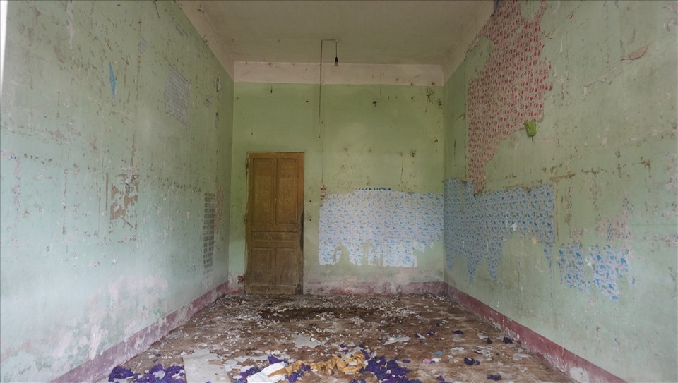 Những căn phòng trong ký túc xá sinh viên, nơi gắn bó nhiều kỷ niệm của các lớp sinh viên trước đây (ở Trường đại học Hồng Đức cũ), nay trở nên hoang tàn, phủ bụi. Ảnh: Q.D