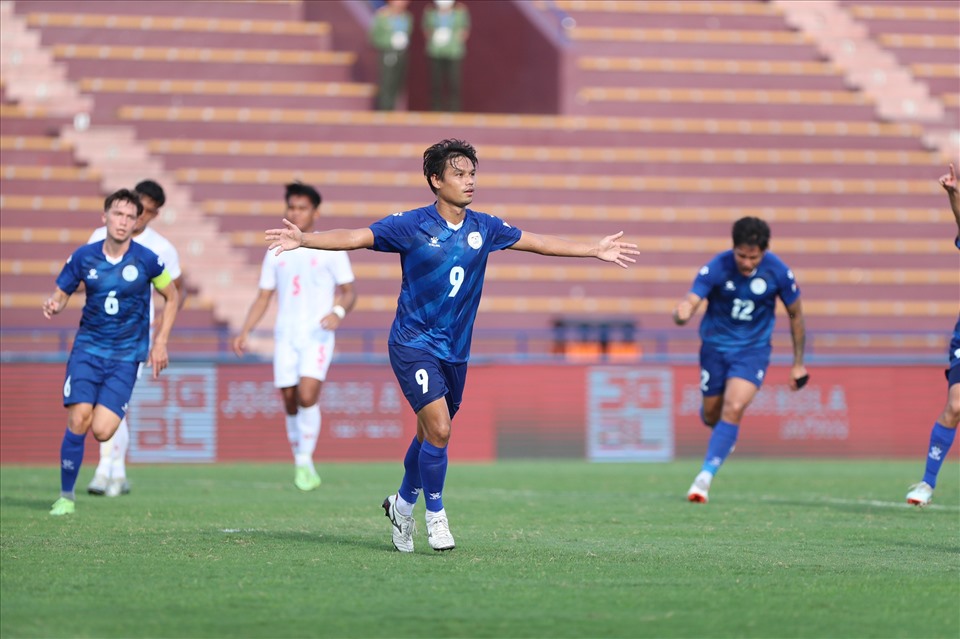 Dù lép vế hơn nhưng U23 Philippines bất ngờ có liền 2 bàn thắng chỉ trong 4 phút từ phút 34 đến 38, Bedic Hervas là người ghi cả 2 bàn thắng cho đội bóng áo xanh.