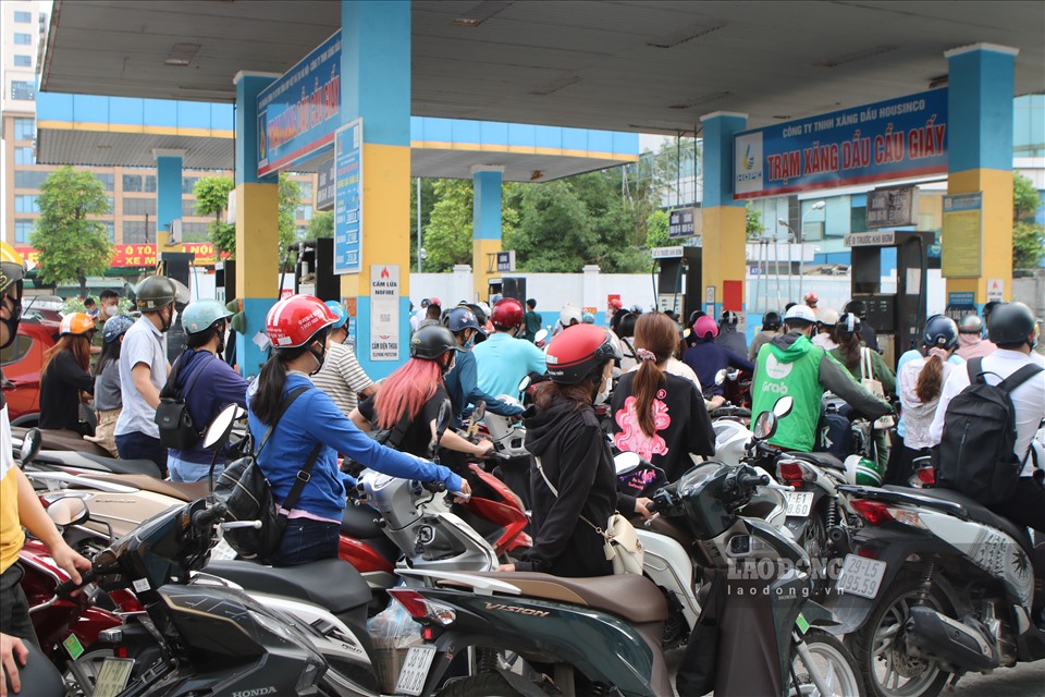 Nhiều cây xăng ở Hà Nội rơi vào tình trạng quá tải. Hình ảnh ghi nhận tại cây xăng trên địa bàn quận Cầu Giấy, Hà Nội, khách đổ xăng phải chờ đợi trong thời gian dài.