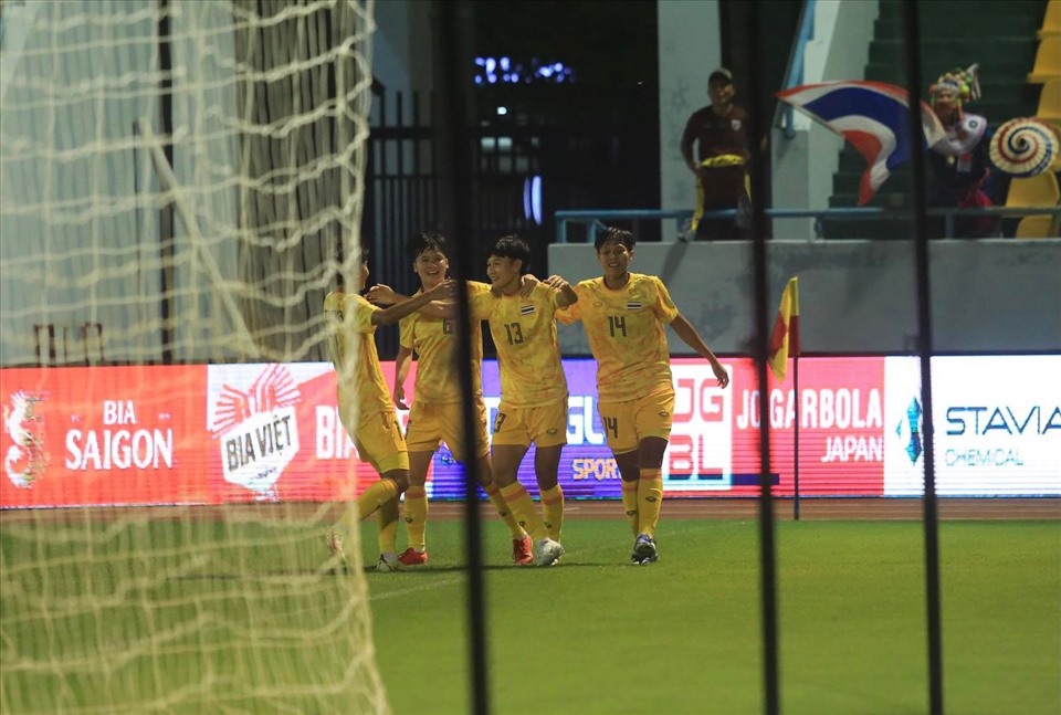 Chetthabutr đánh đầu ghi bàn mở tỉ số cho tuyển nữ Thái Lan. Ảnh: H.A