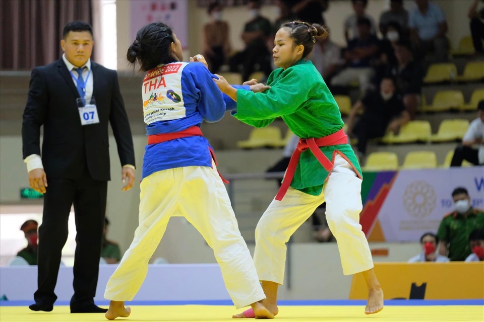 Chiều 10.5, ở môn kurash, hạng cân dưới 48 kg nữ, vận động viên Tô Thị Trang (áo xanh lá) đã đem về tấm huy chương vàng đầu tiên cho Đoàn Thể thao Việt Nam tại SEA Games 31.