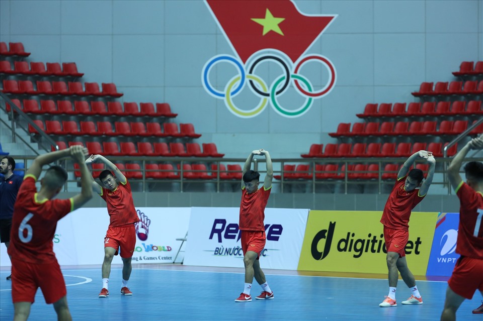 Tuyển futsal Việt Nam có lợi thế sân nhà và dàn cầu thủ đã chơi ăn ý với nhau suốt thời gian dài, cùng nhau lọt vào vòng 16 đội FIFA Futsal World Cup 2021. Vì thế, thầy trò huấn luyện viên Phạm Minh Giang được đánh già là ứng viên nặng ký cho tấm huy chương vàng.