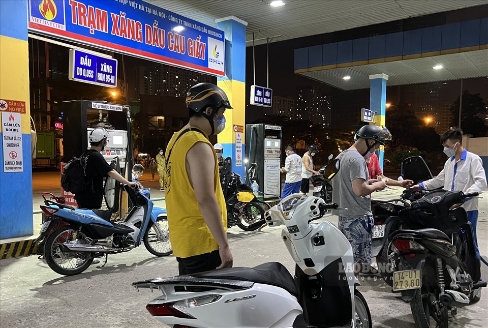 Hơn 23h20, lượng khách đi đổ xăng tại cây xăng nằm trên đường Dương Đình Nghệ (Cầu Giấy, Hà Nội) đã có phần giảm nhiệt.