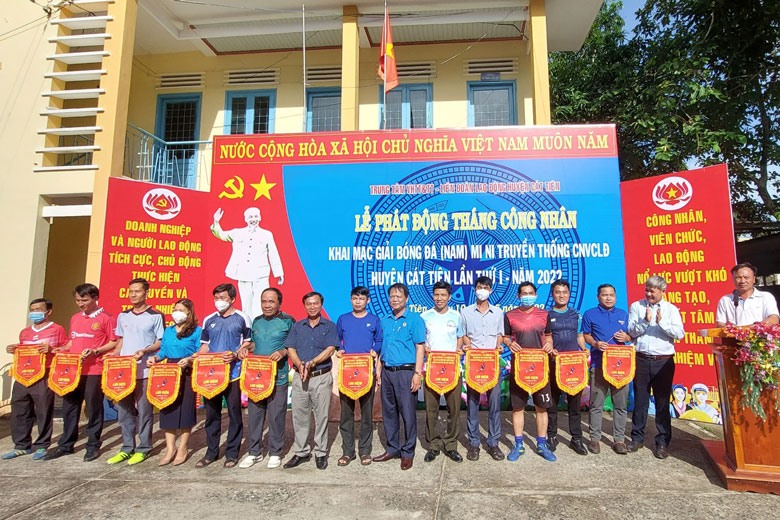 Lãnh đạo huyện Cát Tiên trao cờ lưu niệm cho các đội tham gia Giải Bóng đá mini nam lần thứ nhất. Ảnh Minh Sơn